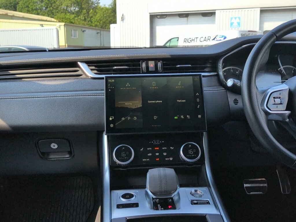 Jaguar XF Sportbrake 2.0 D200 R-dynamic Hse Black White #8