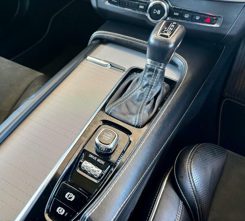 Volvo V90 T4 Momentum Plus White #24