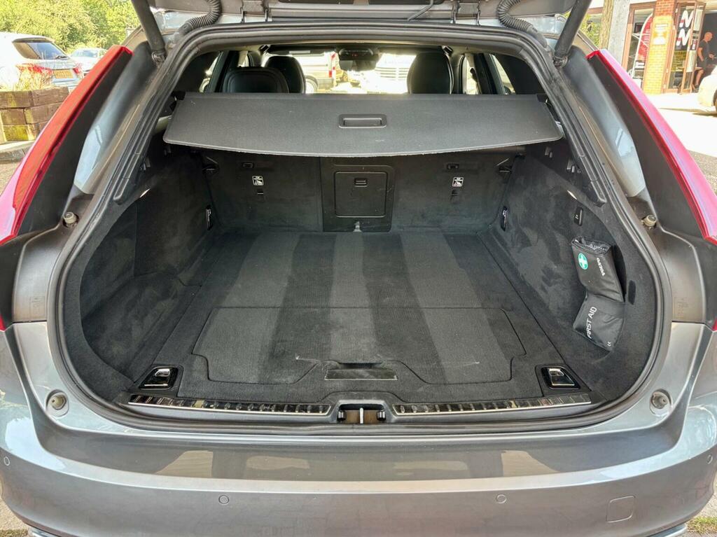 Volvo V90 T4 Momentum Plus White #33