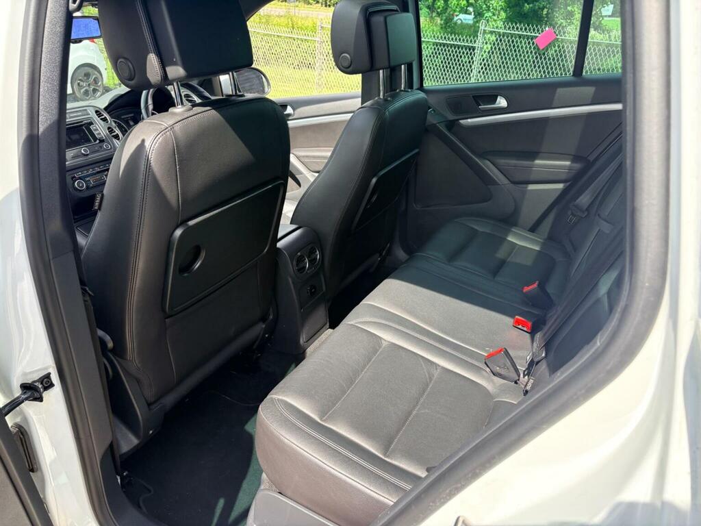 Volkswagen Tiguan Black #12