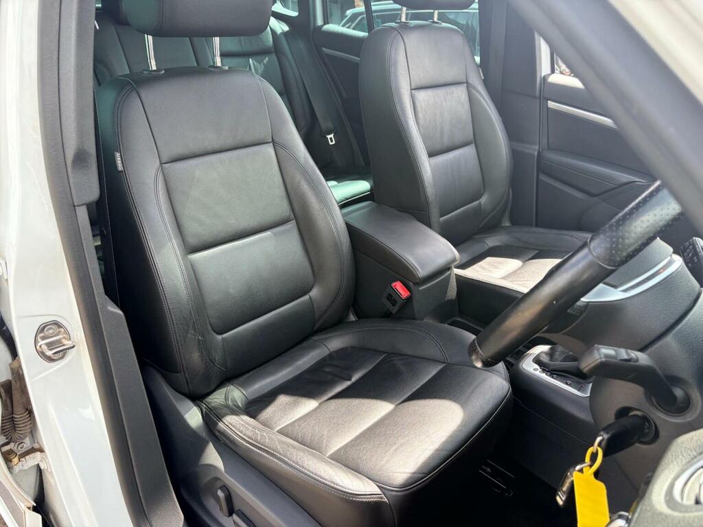 Volkswagen Tiguan Black #9