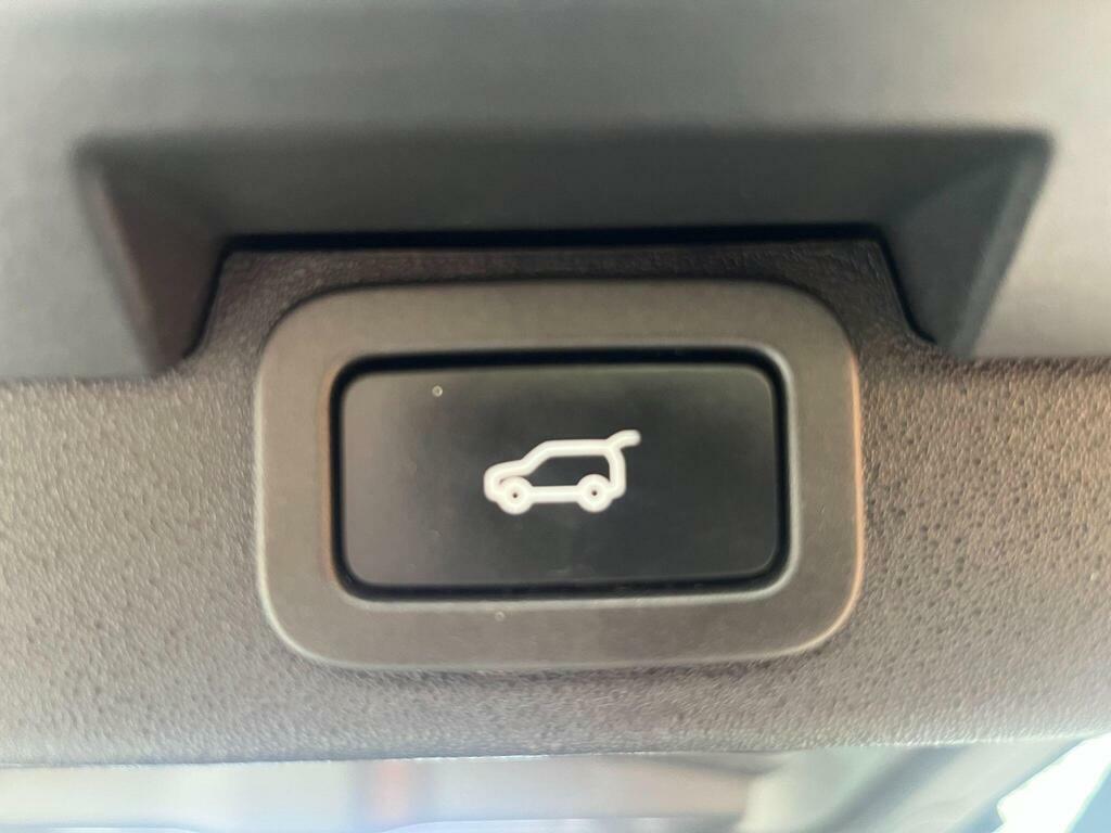 Land Rover Discovery R-dynamic S Red #26
