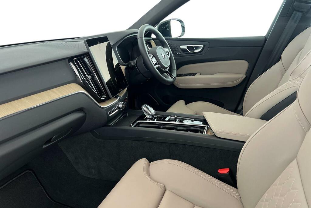 Volvo XC60 B5 Plus, Awd Mild Hybrid, Dark YR75LJO White #4