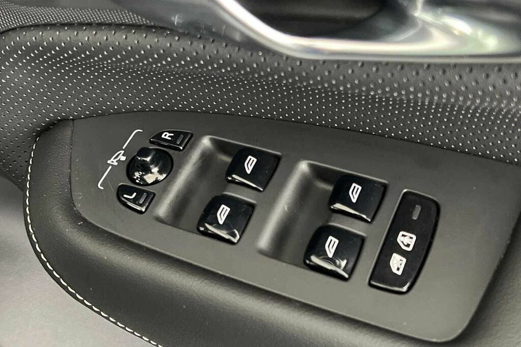 Volvo XC90 Plus Black #28