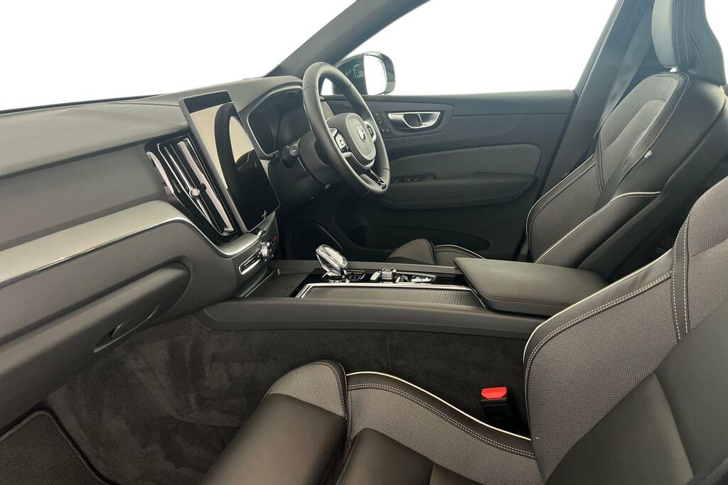 Volvo XC60 B5 Black Edition Plus, Awd Mild Hybrid, Black #2