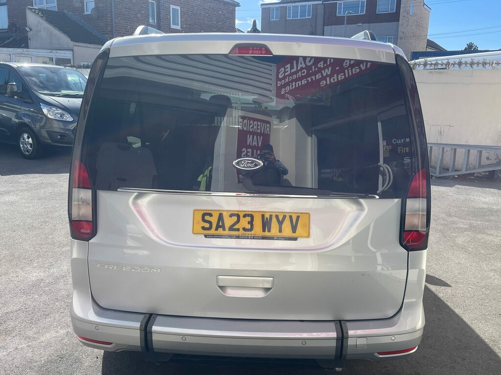 Ford Tourneo Connect 2.0 Tourneo Connect Titanium Ecoblue 120.7 Bhp Whe CA11JHM Silver #4
