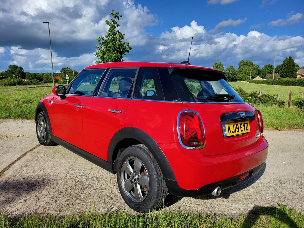Mini Hatch 1.5 Cooper Classic Hatchback Steptronic KJ19EYD Red #2