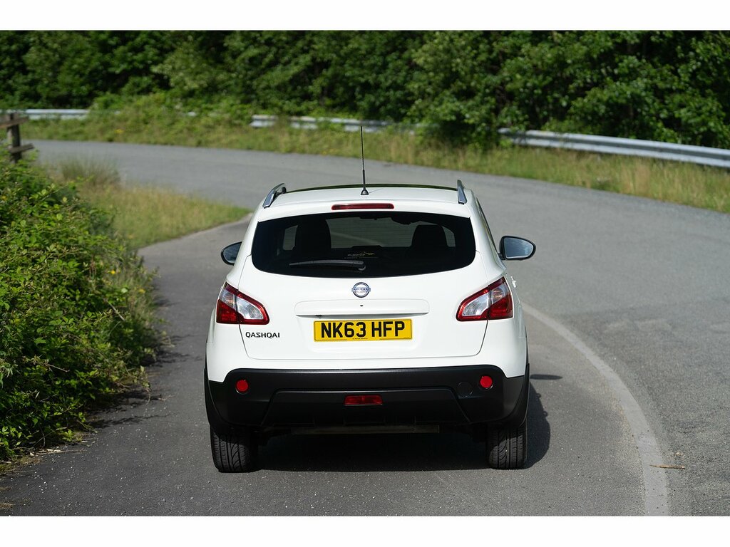 Nissan Qashqai Tekna White #4