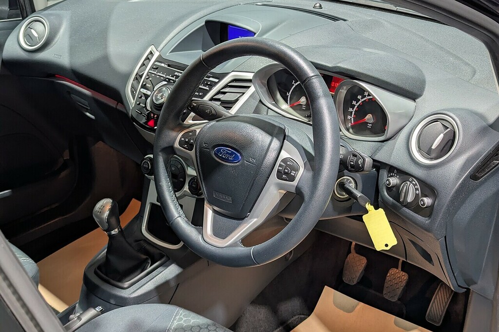Ford Fiesta 1.4 Titanium Hatchback 130 Gkm Black #2