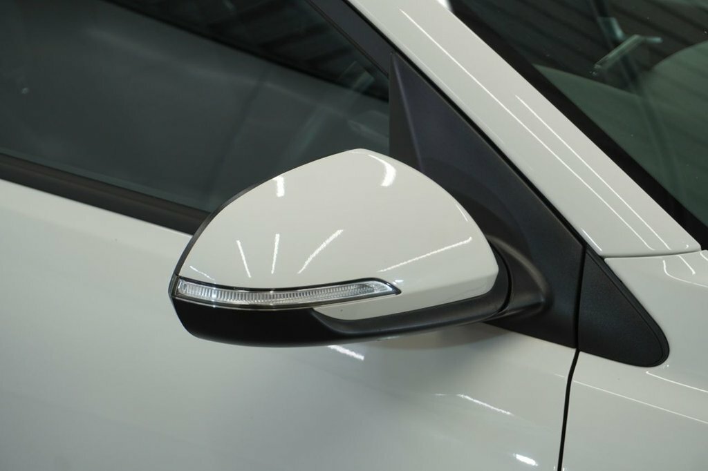 Kia Stonic 1L 2 White #4