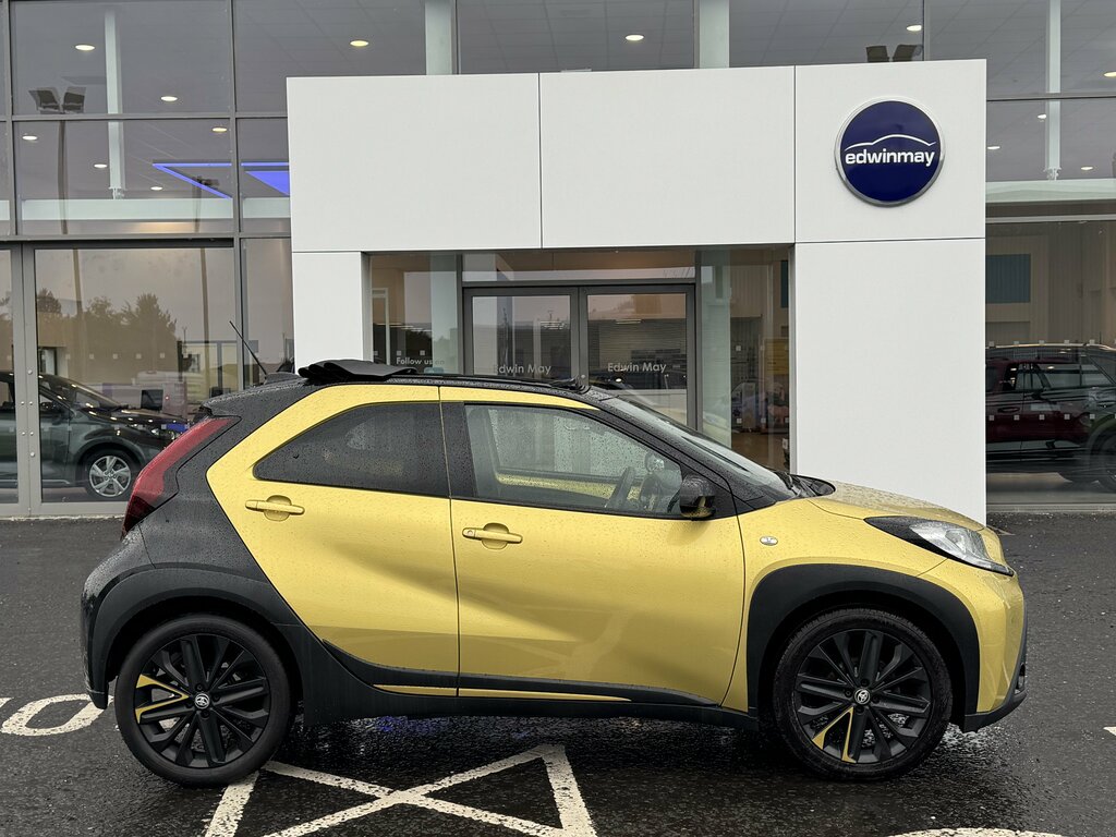 Toyota Aygo X 2023 Toyota Aygo X Air Edition 1.0 Vvt-i 72Ps URZ4935 Gold #2