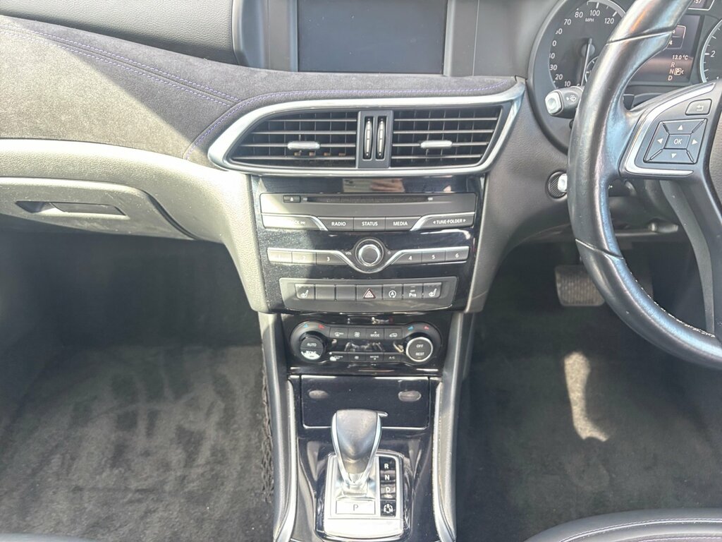Infiniti Q30 Hatchback Silver #11