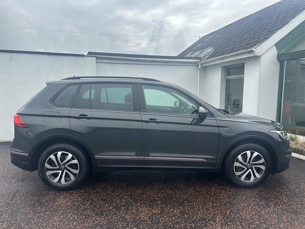 Volkswagen Tiguan 2022 Volkswagen Tiguan 1.5 Active Tsi Grey #3