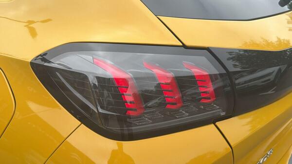 Peugeot e-208 50Kwh Allure Premium Hatchback VO23OUB #5