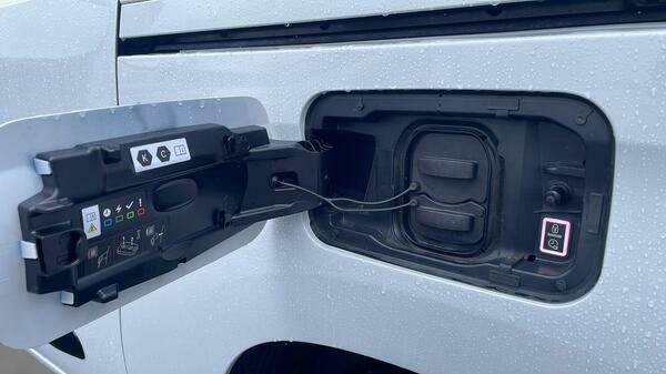 Peugeot E-Partner 750 52Kwh Professional Long Panel Van 6Dr  #39