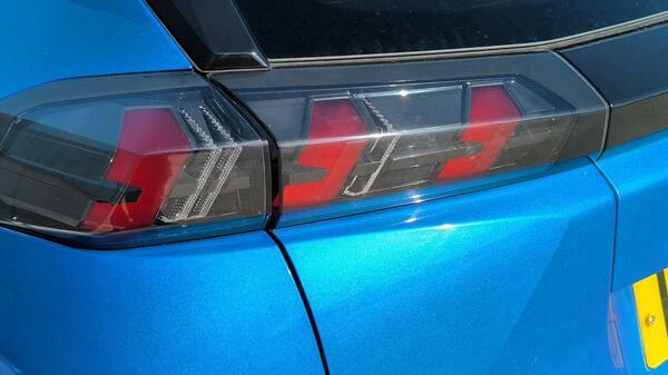 Peugeot e-2008 50Kwh Gt Suv 136 Ps Blue #5