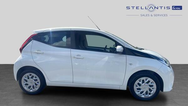 Toyota Aygo 1.0 Vvt-i X-play Hatchback Euro FP20UHD  #2