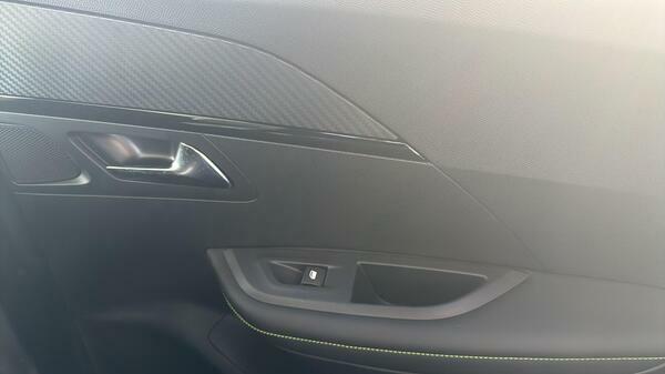 Peugeot e-2008 Gt Black #36