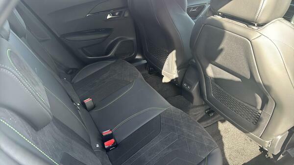Peugeot e-2008 Gt Black #35