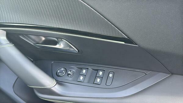 Peugeot e-2008 Gt Black #37