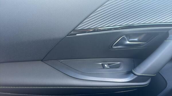 Peugeot e-2008 Gt Black #16
