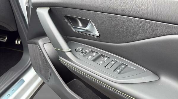 Peugeot 408 1.2 Hybrid 145 Gt Premium E-dsc6 Black #39