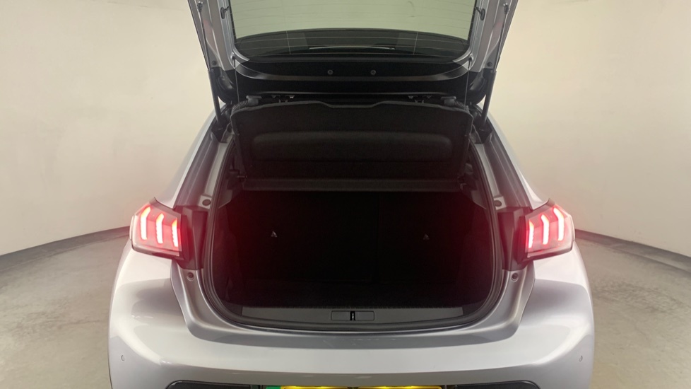 Peugeot e-208 50Kwh Gt Hatchback 136 Ps  #5
