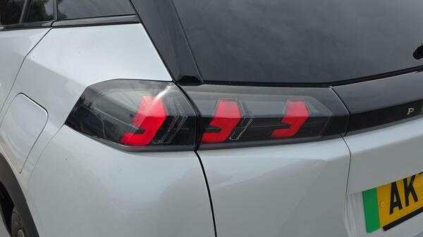 Peugeot e-2008 50Kwh Gt Premium Suv 136 Ps #5