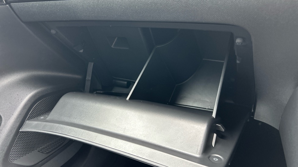 Peugeot e-2008 Peugeot 2008 Allure Red #50