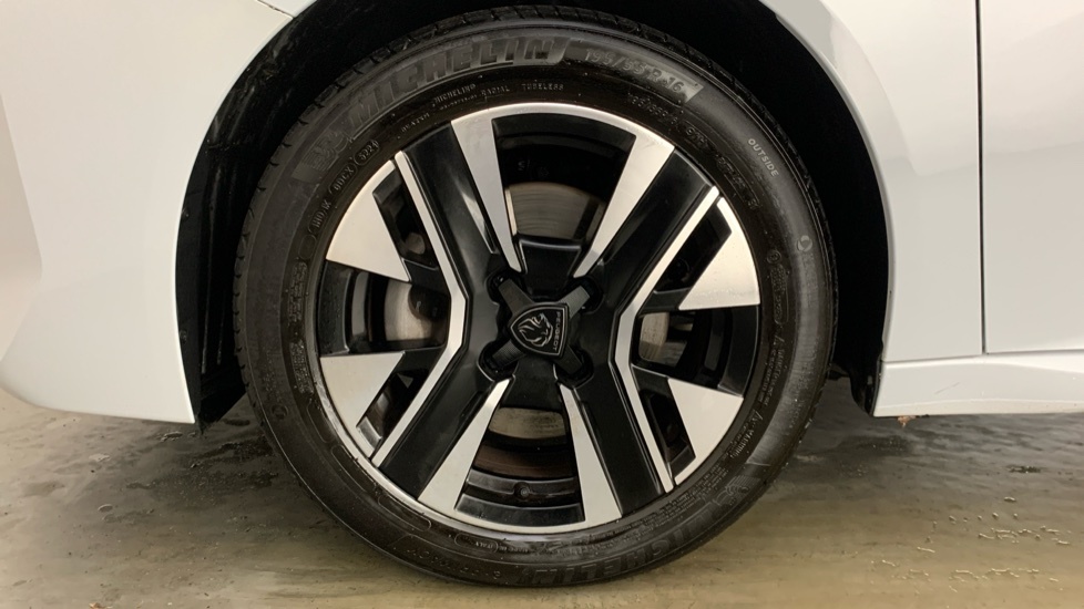 Peugeot 208 1.2 Puretech Allure Hatchback Eu #6