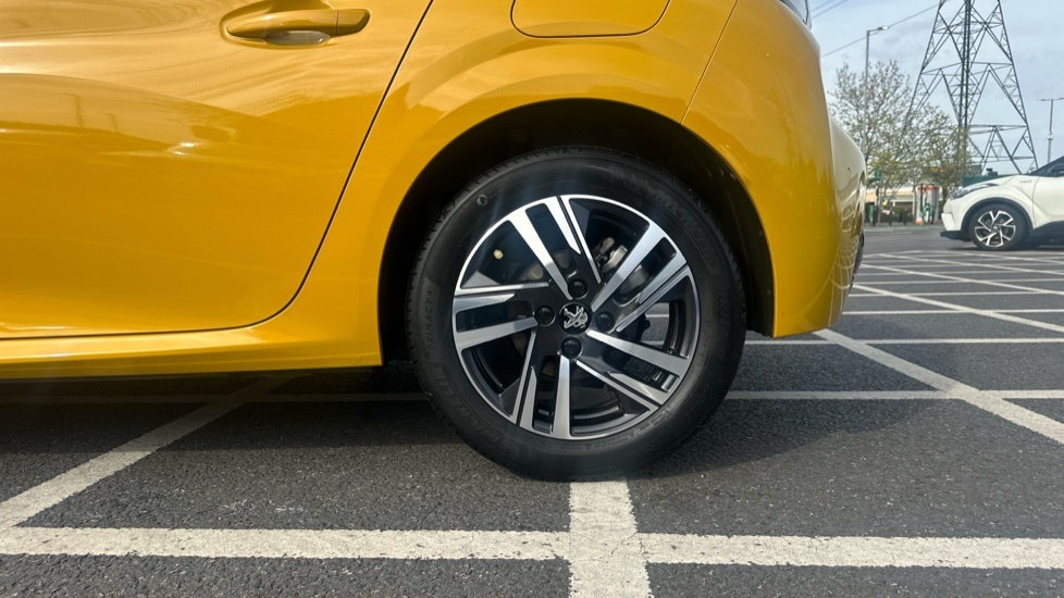 Peugeot 208 1.2 Puretech Active Premium Hatchback M Yellow #14
