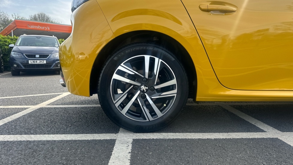 Peugeot 208 1.2 Puretech Active Premium Hatchback M Yellow #15