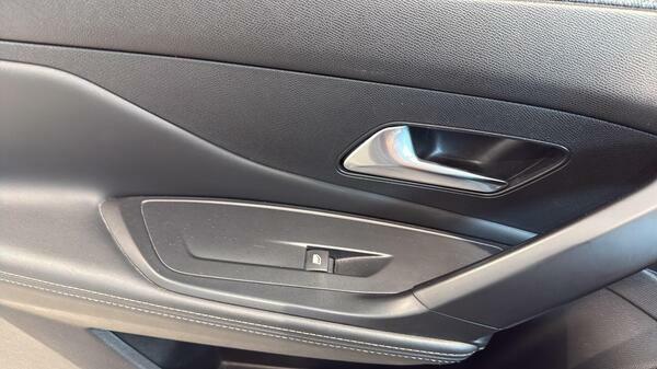 Peugeot 308 1.2 Puretech Allure Eat8 Red #17