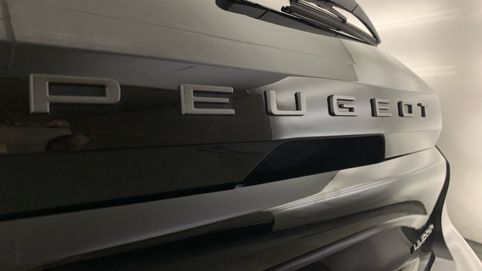 Peugeot 208 1.2 Puretech 100 Allure White #63