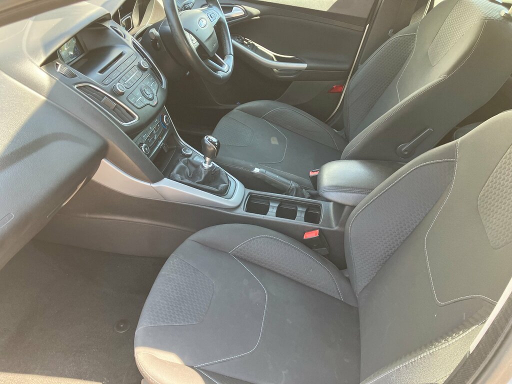 Ford Focus 1.0 Zetec. Low Road Tax. Fresh Cambelt Svc. Whit White #6