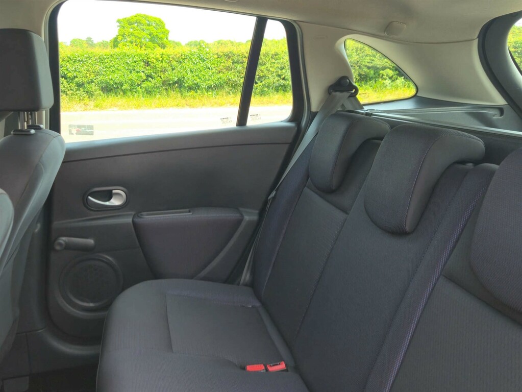 Renault Clio 1.1 Expression 16V 75 Bhp Silver #27
