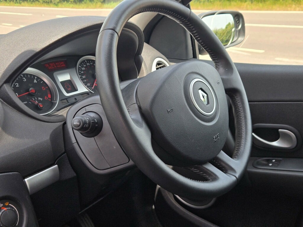 Renault Clio 1.1 Expression 16V 75 Bhp Silver #29