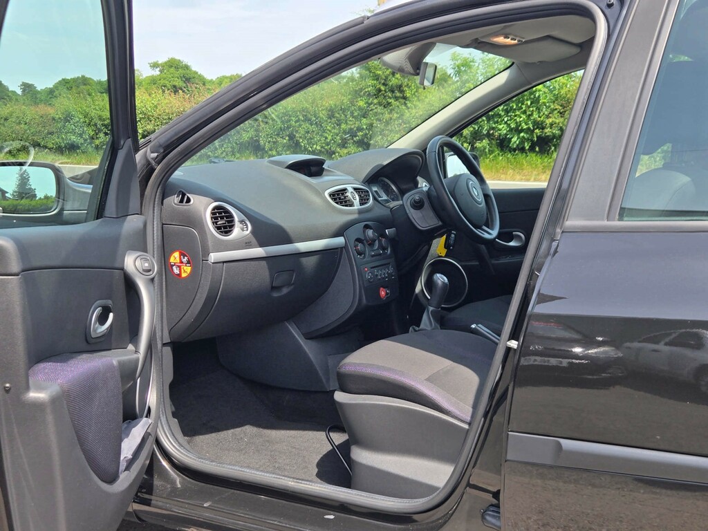Renault Clio 1.1 Expression 16V 75 Bhp Silver #28