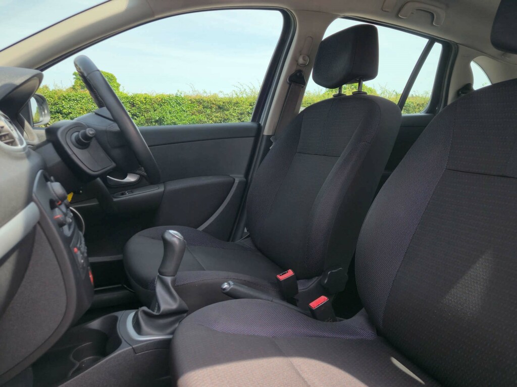 Renault Clio 1.1 Expression 16V 75 Bhp Silver #31