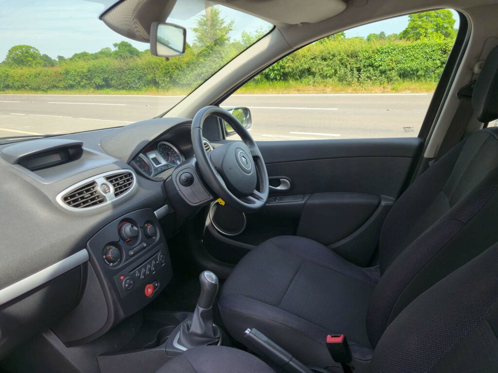 Renault Clio 1.1 Expression 16V 75 Bhp Silver #30