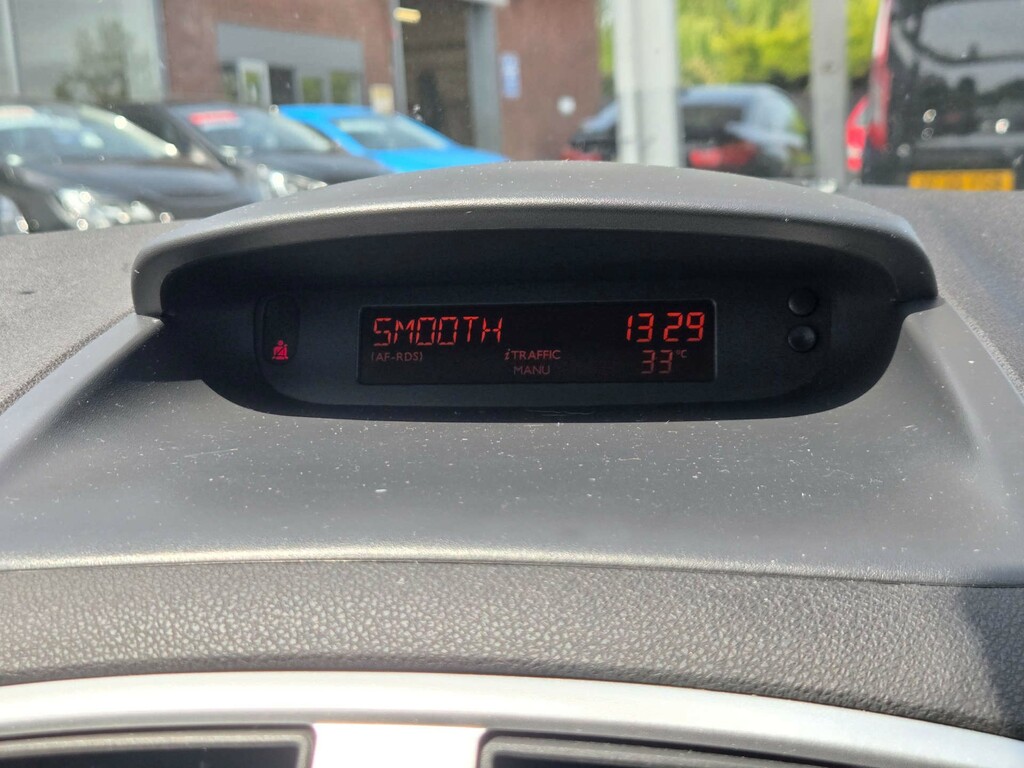 Renault Clio 1.1 Expression 16V 75 Bhp Silver #33
