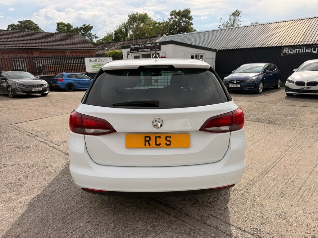Vauxhall Astra 1.6L Design OU19DFK White #5