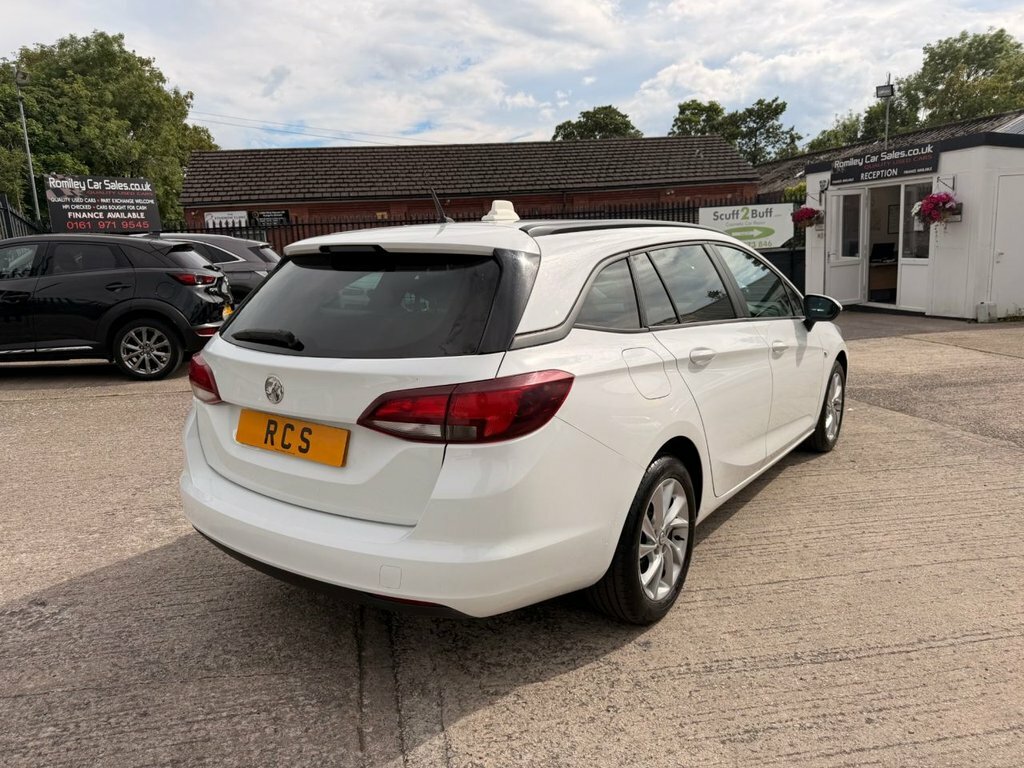 Vauxhall Astra 1.6L Design OU19DFK White #4