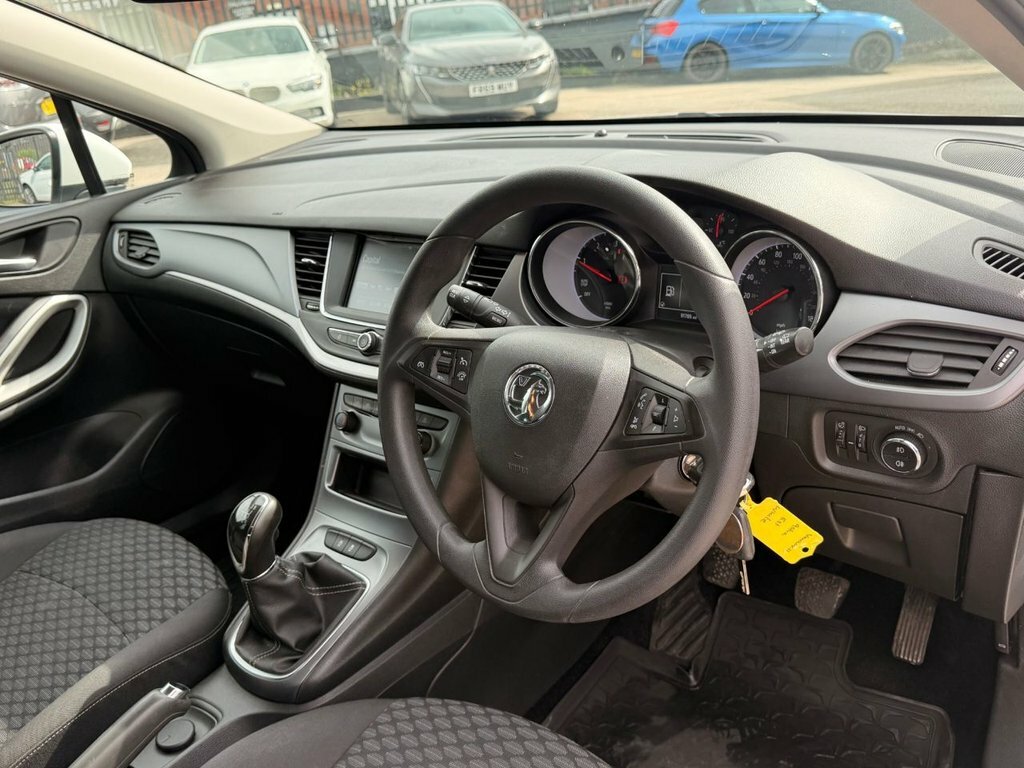 Vauxhall Astra 1.6L Design OU19DFK White #2