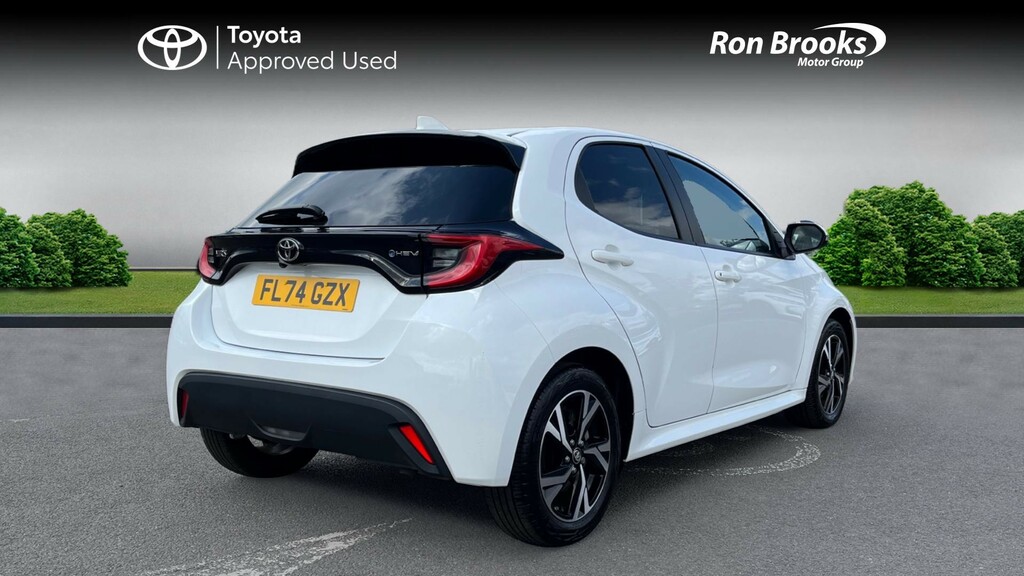 Toyota Yaris 1.5 Vvt-h Design E-cvt Eur FL74GZX White #2