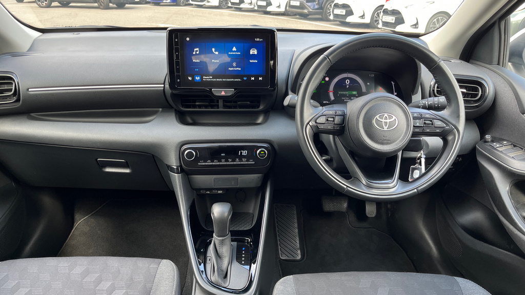 Toyota Yaris 1.5 Vvt-h Design E-cvt Eur FL74GZX White #6