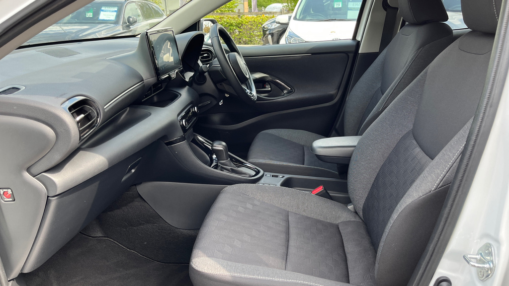 Toyota Yaris 1.5 Vvt-h Design E-cvt Eur FL74GZX White #5