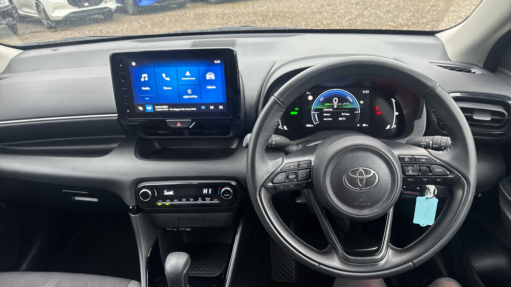Toyota Yaris 1.5 Vvt-h Design E-cvt Eur FP74AZJ White #5