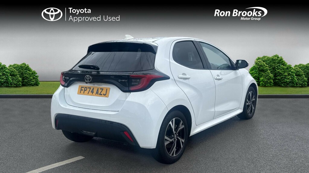 Toyota Yaris 1.5 Vvt-h Design E-cvt Eur FP74AZJ White #2