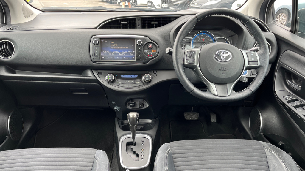 Toyota Yaris 1.5 Vvt-h Excel E-cvt Euro White #6